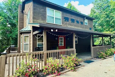 Image de Modern 3 bed cabin - ping pong, fire pit, Mountain View - 4 miles to downtown