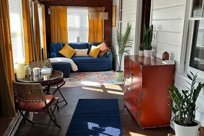 Image de Charming cottage with lake access, wood burning fire place, and WiFi