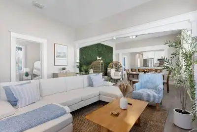 Image de Sleeps 22! Jacuzzi/ 2 Blocks from Armature Works!