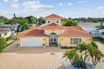 Image de 4-bedroom Pool Home steps to semi-private white sand & sunsets in Belleair Beach