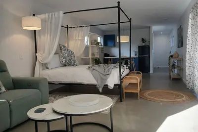 Image de Paradise Palms Bungalow - New Private Studio with easy stroll to surf n sand