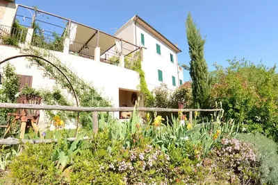 Charmant gîte, dans le village de Lari