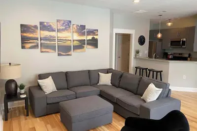 Image de 3br Downtown | Private Garage | Walk to Mass Ave