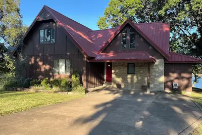 Image de Lakefront! Spacious 5-bedroom house on Grand Lake with 3 slip dock