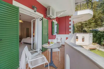 Image de Studio 'Deluxe 3 Adults - A' avec terrasse partagée, Wi-Fi et climatisation