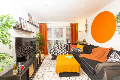Modern Retreat: 2bd Apt with Lush Greenery in Sheffield
