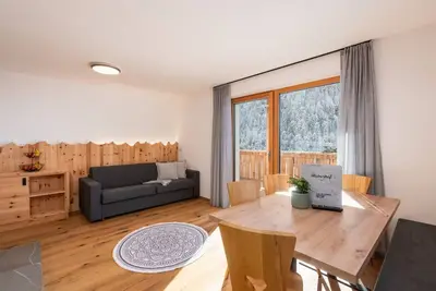 Image de Appartement 'Huberhof Alpenrose' avec vue sur les montagnes, terrasse privée et Wi-Fi