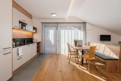 Image de Appartement 'Huberhof Enzian' avec vue sur les montagnes, terrasse privée et Wi-Fi