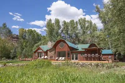 Image de Riverside Retreat with Hot Tub