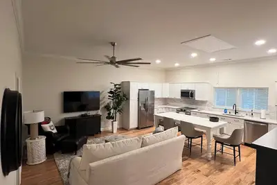 Image de Sleeps 4, Private, 1-King Br, Murphy Bed in Living Rm, off Timothy and 10 loop