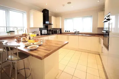 Image de Pass the Keys | Home With Hot Tub Close to Beach
