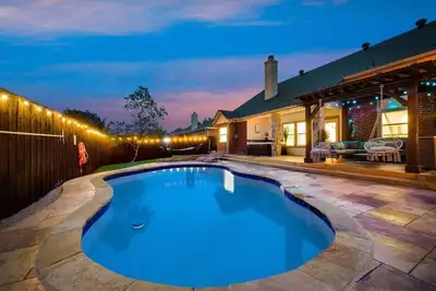 Image de Luxurious gem with a pool, spa and outdoor kitchen