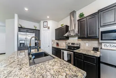 Image de Pet friendly Cozy Home w/Fenced Backyard-15 mins to At&T -Fortworth Stockyards