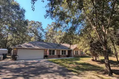 Image de New List Cozy 3br Family Home, Quiet Wooded Retreat, 20 Miles to Beach & Casino