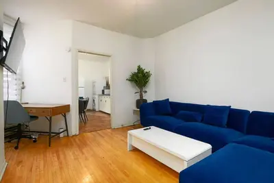 Image de Convenient 4br in Mont-Royal’s Downtown