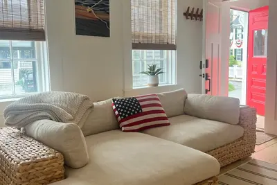 Image de New 2-bedroom apartment, 1st Floor, central, in Historic Marblehead with parking