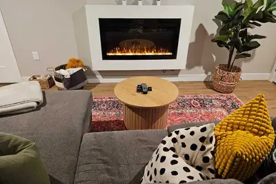 Image de Boho Bliss - Cozy Comfort Near Uhnbc + Pet Friendly
