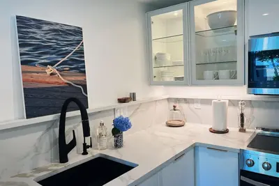Image de Harborviews! New 2-bedroom apartment sleeps 6, Historic Marblehead with parking