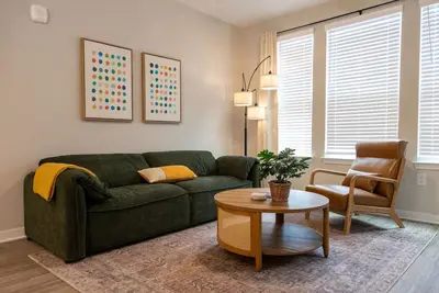 3 Br Delight: Sleeps 6 | Uga | Prime Location