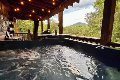 Image de Blue Fox Retreat - Hot tub, billiards, fire pits, and more!