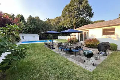 Image de Quiet 3br home in East Marion. Private beach access 3 min walk away.