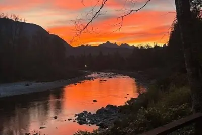 Image de Riverfront home out your back door! Ski, Hike, Kayak, Beach, Bbq, Hammock, Relax