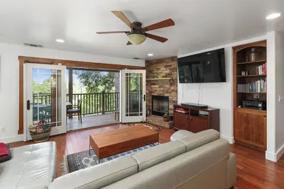 Image de Elegant Home minutes from American River+Downtown: decks + hot tub