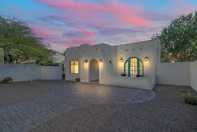 Image de Charming Private 2-bedroom house steps from UofA Football Stadium!