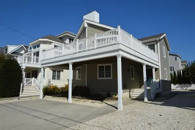 Image de Prime Avalon Nj location! 4 bedroom upside down style home close to the beach and downtown.