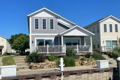 Image de River Front 4-bedroom house with boat dock close to downtown St. Joseph.