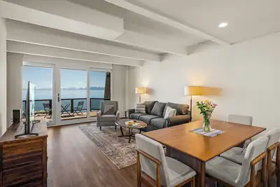 Image de Newley remodeled, two story, two-bedroom condo nothing but Views of Lake Tahoe!