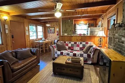 Image de Knotty Pine Old Time Cabin - Family built in 1955 - Central Heat - Lg Deck - A/C