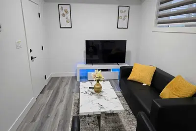 Image de Brand New 2 Bedroom Suite with Private Entrance-10 min to Airport, self check-in