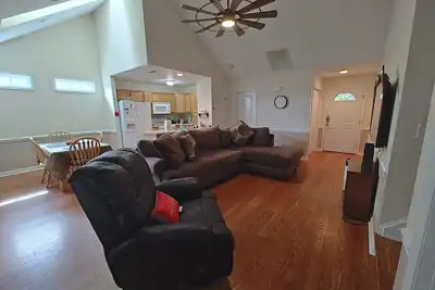 Image de Work, Relax, Explore! 3 Bdrm House with screened in porch in New Bern.