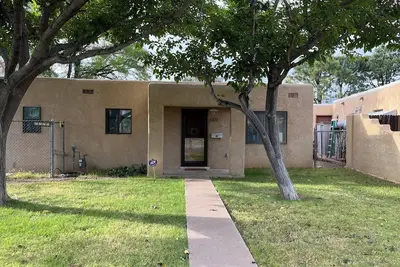 Image de Charming 2-bedroom house with Ac, WiFi, walking distance from Uptown!