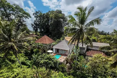 Image de Hanging Gardens Villa by EVDEkimi - Elegant 3br Jungle oasis with Hammock