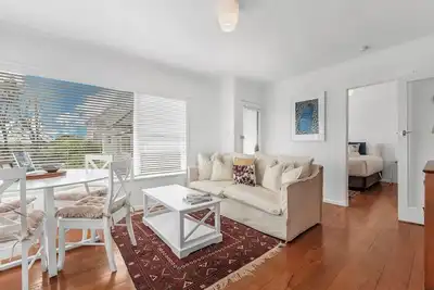 Image de Charming Apartment, Steps from Everything!