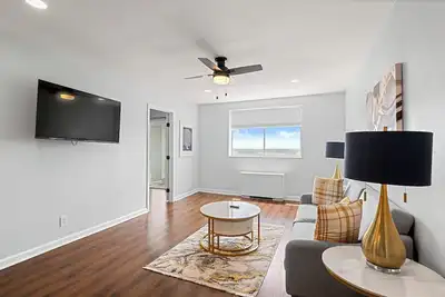 Image de Newly Renovated Downtown Condo with Sunroom with Free Parking, Ac, Wi-Fi -2207