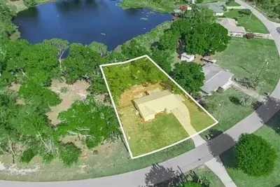 Image de Lakeside Serenity – Updated Home w/ Stunning Views