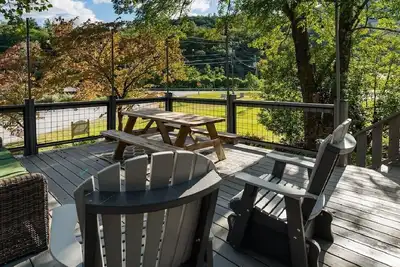 Image de Cozy, renovated, spacious 2br home walking distance to Chimney Rock & Lake Lure.