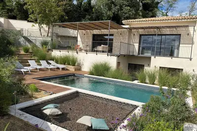 Image de Villa entre Avignon et Nîmes avec piscine extérieure chauffée sur demande.