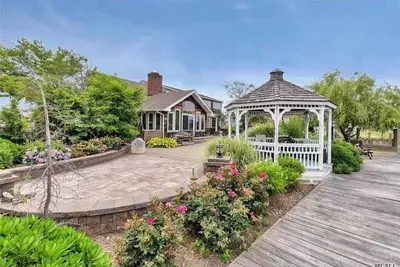 Image de Adventurer’s Haven: Discover a Stunning Waterfront Escape in Amityville!