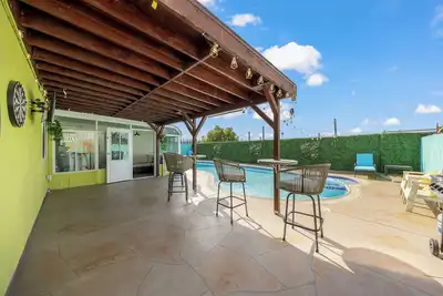 Image de Vibrant 5br/2ba Ranch Home w/ Poo & Hot Tub l King Bed 2000 Sqft -Disneyland!