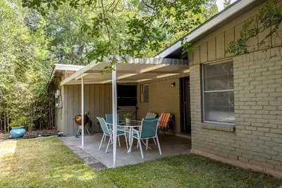 Image de Charming retro 2-bedroom bungalow with Ac and WiFi in cool Austin