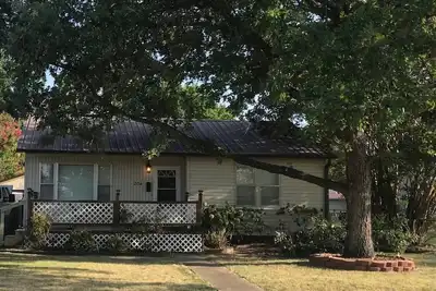 Image de Cozy western cabin cottage with tons of entertaining space by marina in Eufaula!