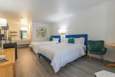 Image de Enjoy the charm of Suite Number 11 at GloryDayz!