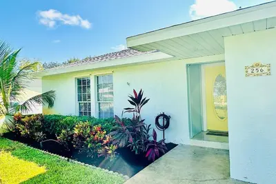 Image de Newly Renovated 4-bedroom Oasis with Private Pool & Hot-tub- Minutes to Beaches
