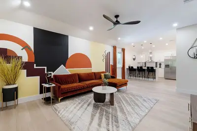 Image de 8 Minutes From Downtown, Large Deck, Central, Peaceful Retreat