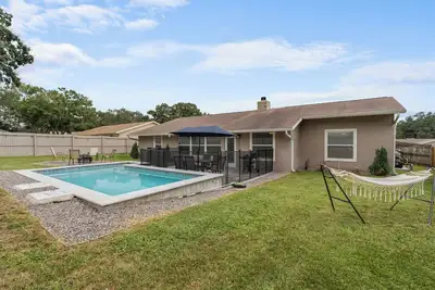 Image de Charming 3-bedroom house with Heated pool mins from beaches