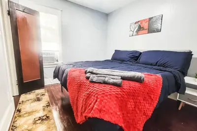 Image de 10 Mins to Airport Apt w/ King Beds